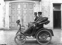 95140 Portret van een man en een vrouw in een Benz-auto voor de deuren van het koetshuis van het landgoed Kersbergen ...